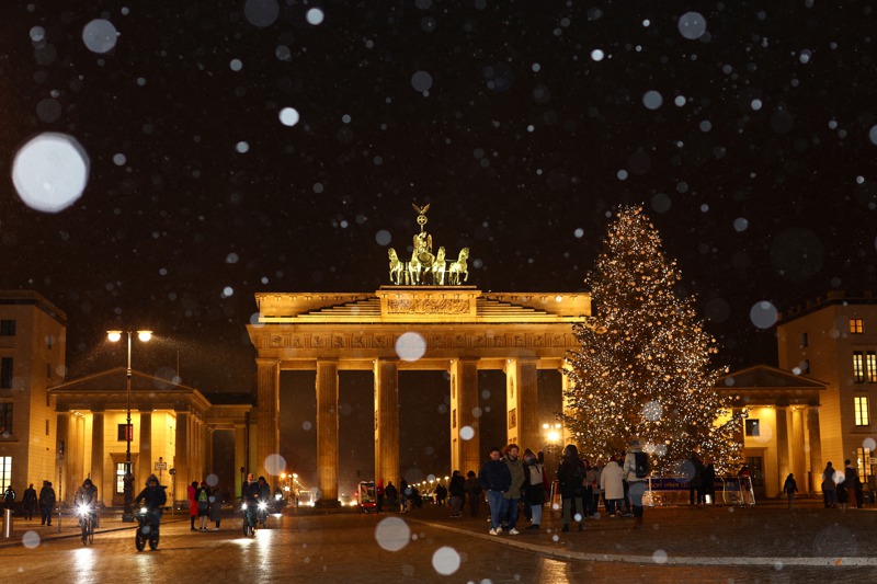 德國柏林布蘭登堡門本月1日開始飄雪。路透