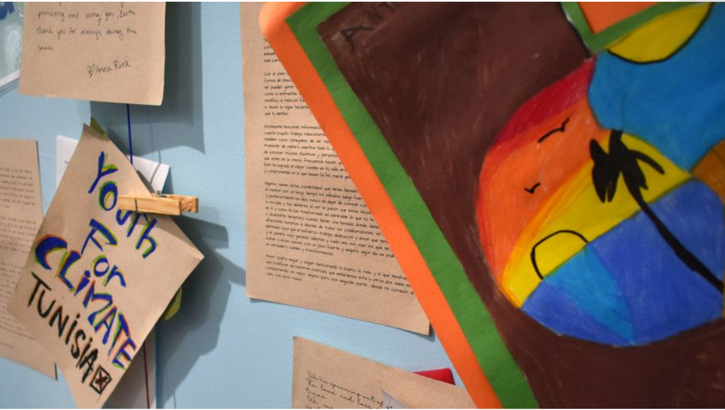 COP27特別規劃兒童青少年館，牆面貼滿兒童信件和塗鴉。 圖片來源：<a hre...