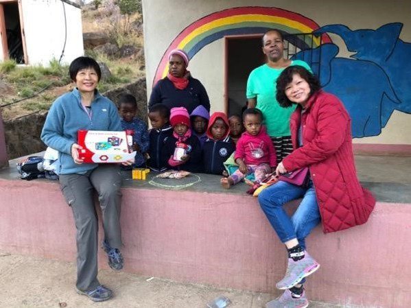 「讓有孩子的地方，都有一座玩具圖書館！」蔡延治教授（左一）贈送玩具到非洲玩具圖書...