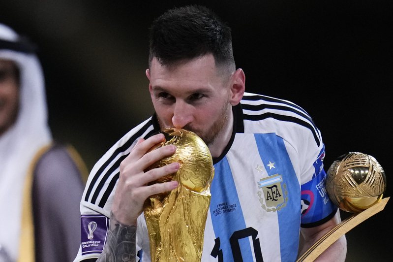 阿根廷球王梅西18日親吻大力金盃，一圓世界盃冠軍夢想。美聯社