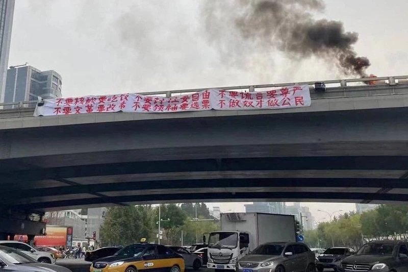中共二十大召開前北京四通橋上出現抗議標語引發熱議。 圖／路透社