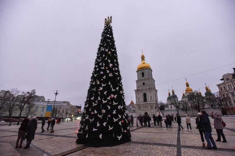 基辅圣索菲亚大教堂前竖起一颗12公尺高的人造耶诞树，上头装饰着象征和平的白鸽，树顶则是乌克兰国徽三叉戟。 欧新社(photo:UDN)