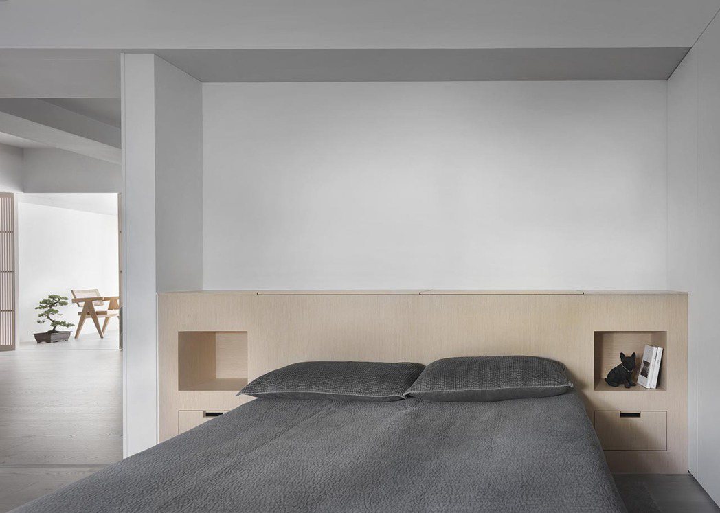 主臥房延續木色與淡灰色搭配的主軸，整體簡潔素雅。