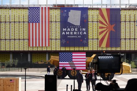 台積電亞利桑那州鳳凰城新廠近日舉行上機典禮，現場垂掛一幅「美國製造業的未來」旗幟。 記者張文馨／攝影