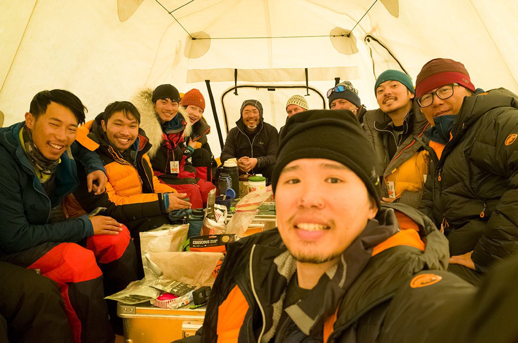 台湾探险队抵达南极点聚餐庆祝。图／后场音像纪录工作室提供
