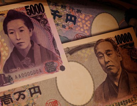 日銀意外微調日本公債殖利率控管政策，帶動日圓強升。（路透）