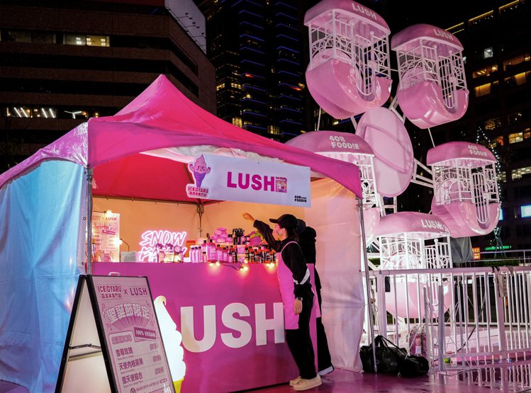 LUSH在信義區打造出粉紅摩天輪。圖／LUSH提供