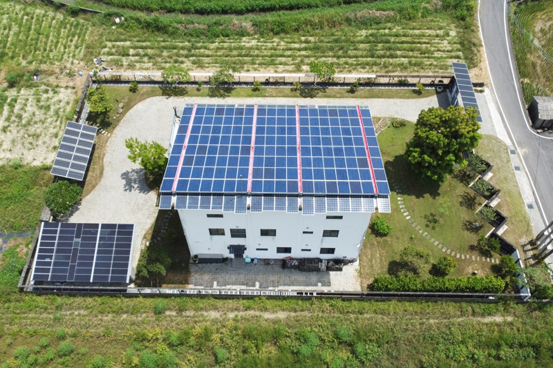 《再生能源發展條例》修正草案增訂新建、增建及改建符合一定條件的建築物，屋頂應設置一定裝置容量以上的太陽光電發電設備。圖／聯合報系資料照片