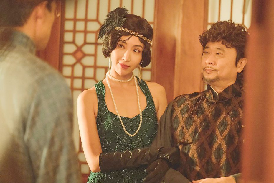 隋棠（中）在「詐團圓」的1920年代造型流露不同美感，邰智源（右）的假髮也很吸睛。圖／台北双喜電影提供