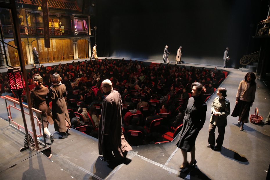 舞台劇「如夢之夢」採環狀舞台。圖／郭延冰攝影、表演工作坊提供