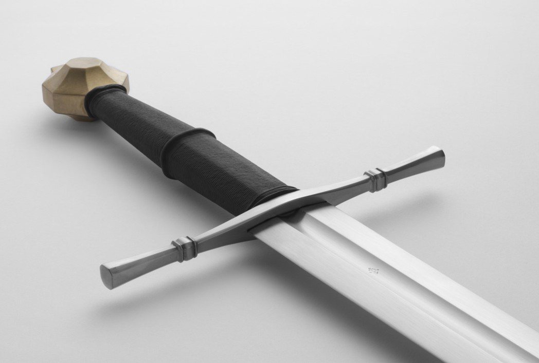 現代生產的收藏用複刻劍，這種握柄中間有一節區隔出兩手握持空間的設計雖然不是所有l...