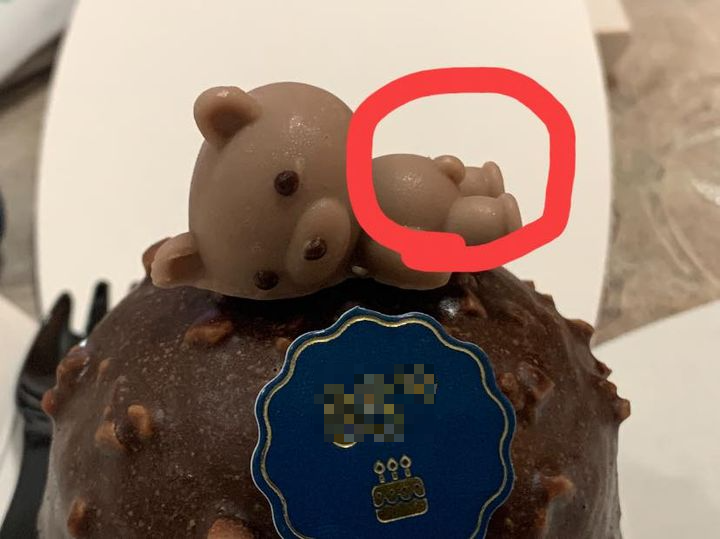 原PO認為蛋糕上的熊露出18禁區域。圖擷自爆廢公社二館
