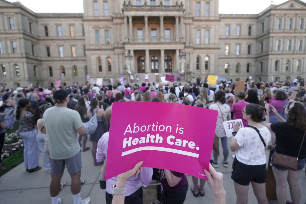 圖為支持墮胎權民眾在美國密西根的抗議活動。 圖／美聯社