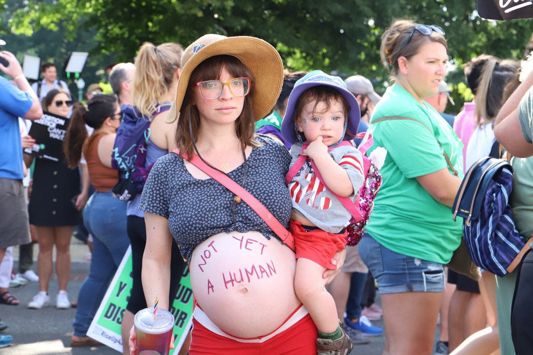 支持墮胎的一名孕婦在孕肚上寫「Not Yet a Human」。 圖／聯合報系資料照