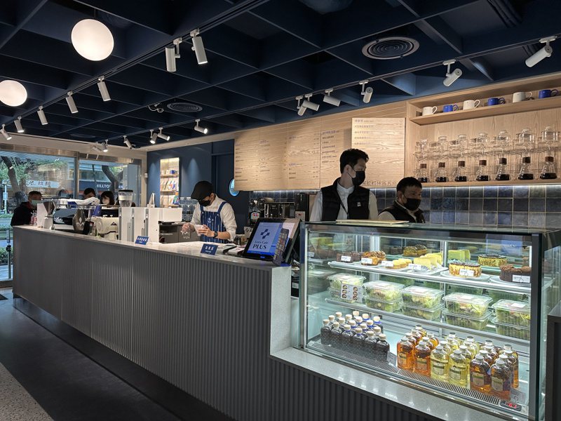 全家創超商之先，於台北市中山區開出咖啡廳「Let’s Café Plus」品牌體驗店。記者林海／攝影