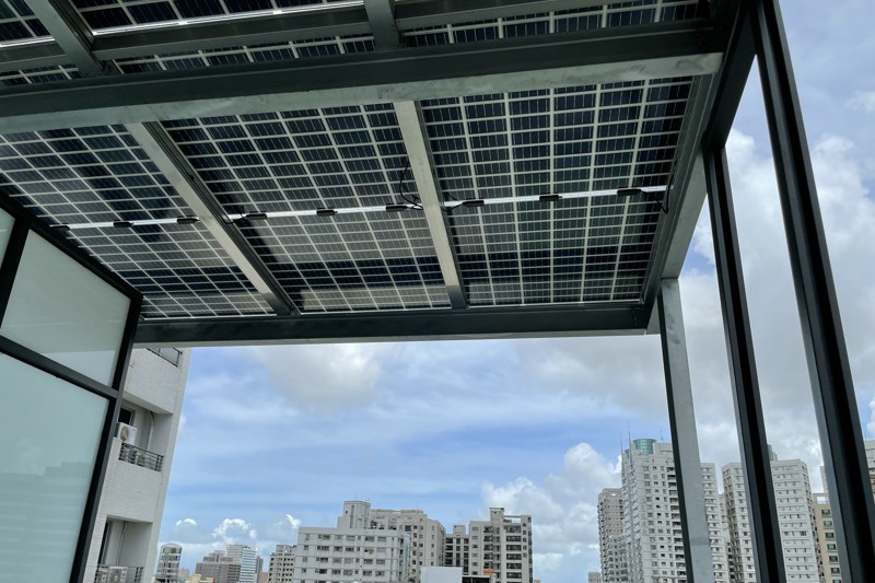 想在住宅屋頂裝設太陽光電發電設備，首先要考量所在位置是否屬於日照豐沛的區域，圖為住宅型建築整合太陽光電。  圖／朝日能源提供