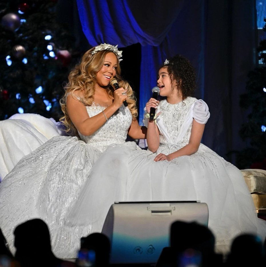 瑪麗亞凱莉(左)在CBS台的耶誕特別節目與11歲女兒夢蘿合唱耶誕歌曲「Away in a Manger」。圖／摘自IG