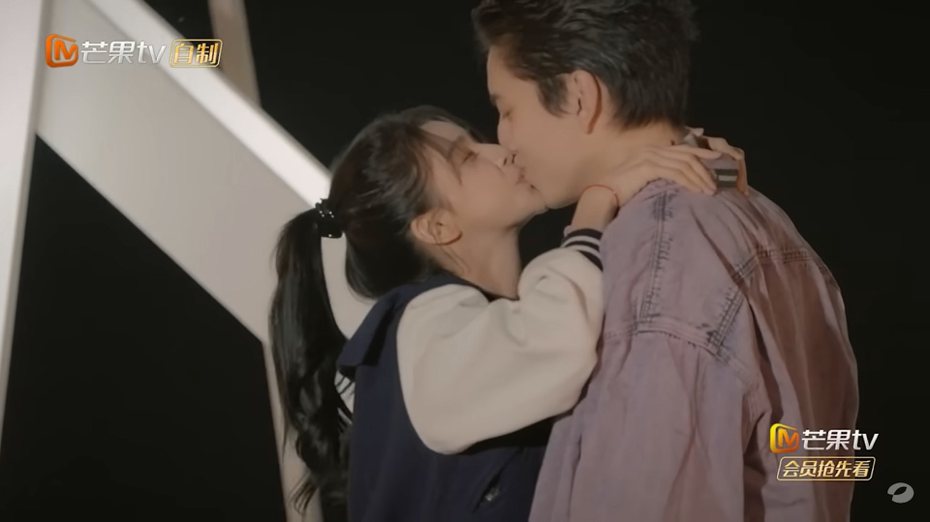 王大陸與女友蔡卓宜在節目中獻出螢幕首吻。圖／摘自微博