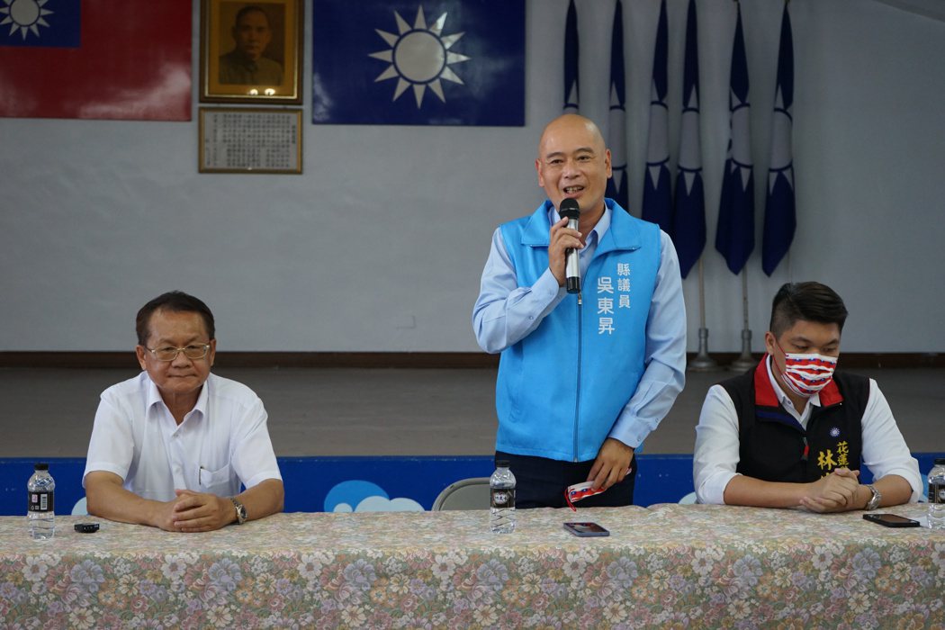 國民黨提名吳東昇（中）參選花蓮議長，吳說一切都依中央規定。本報資料照片