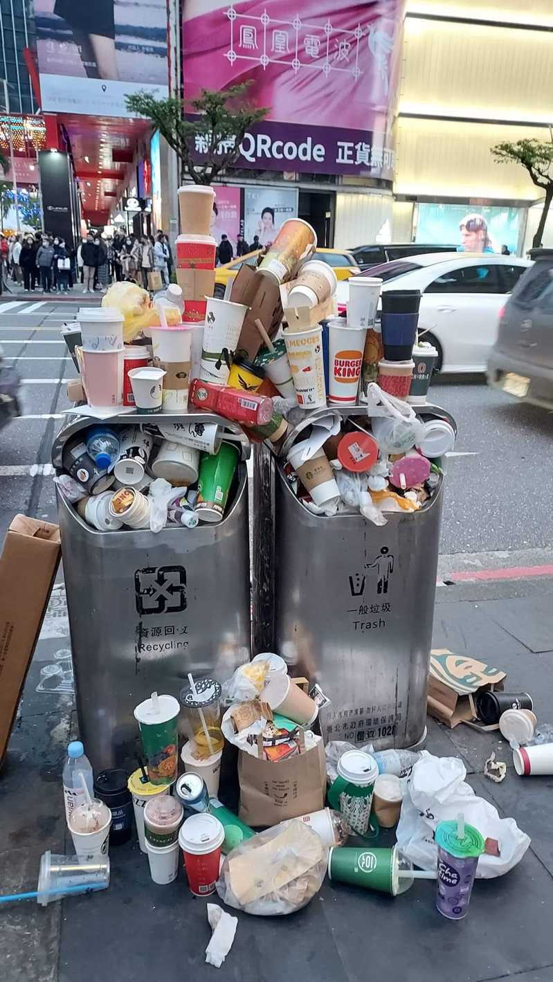 台北信義商圈垃圾桶塞爆，被民眾譏諷「垃圾耶誕樹」。圖／翻攝自臉書爆廢公社二館