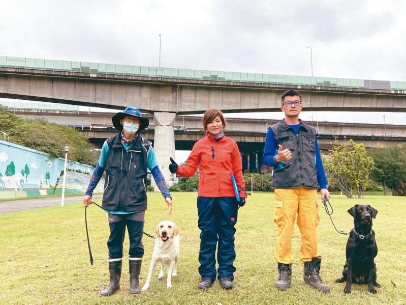 台東縣消防局搜救犬COCA（右一，黑色）、培訓犬CHUER（左二，白色），參加新北的國際IRO瓦礫堆搜索測驗，雙雙通過初級及高級認證。圖／台東縣消防局提供