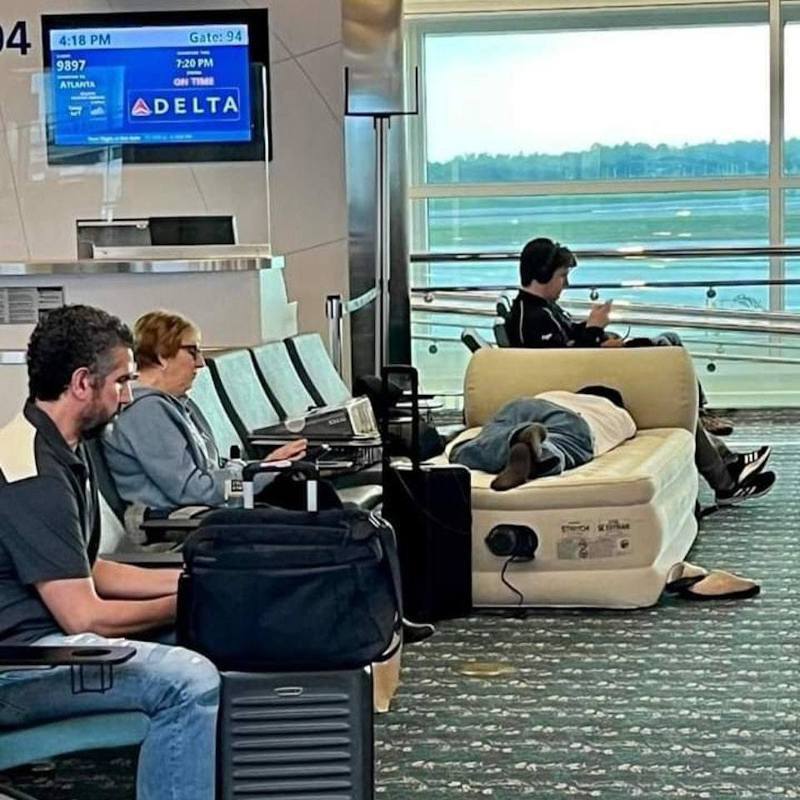 有投稿者發文指在機場候機室看見1名男子從自行攜帶的隨身行李內拿出充氣床墊，並睡在候機室中。（FB I Heart Cabin Crew圖片）