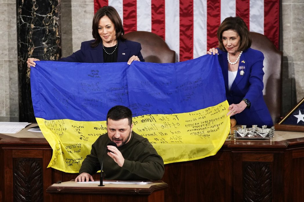 美國副總統賀錦麗、民主黨籍眾議院議長裴洛西在澤倫斯基身後舉起烏克蘭國旗表達支持。...