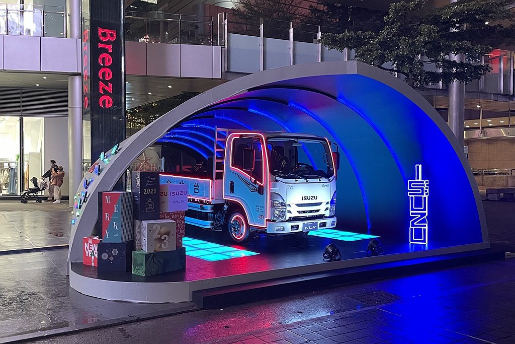 ISUZU在台北信義區香堤廣場打造「無限空間隧道」，以特殊的弧形造性搭配LED跑動特效，不僅吸睛，更具科技感。 圖／台北合眾汽車提供