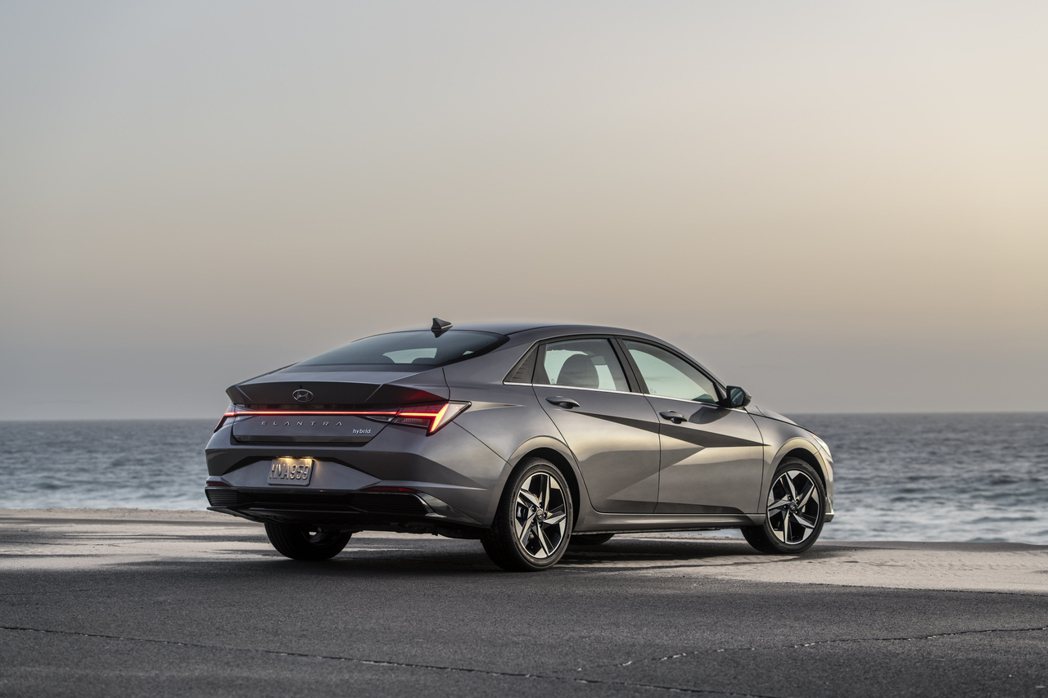 藉由第七代車型的問世，Hyundai推出了全新Elanta Hybrid油電版本...