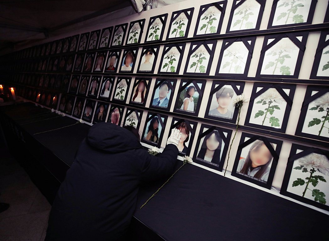 12月14日，一名遇難者家屬在聯合哀悼祭壇前悼念失去的親人。 圖／歐新社