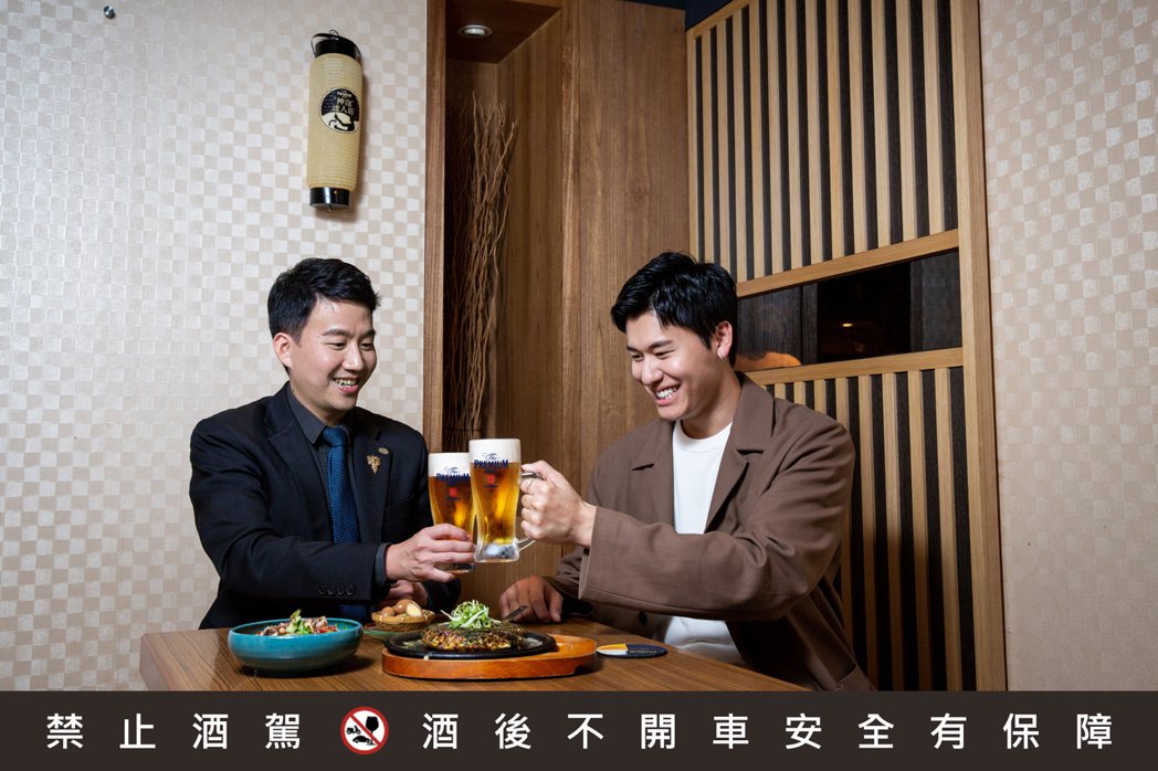 日籍藝人風田（右）和侍酒師張鴻亮(Johnny)（左）分享各自的喝啤酒方式，不約...