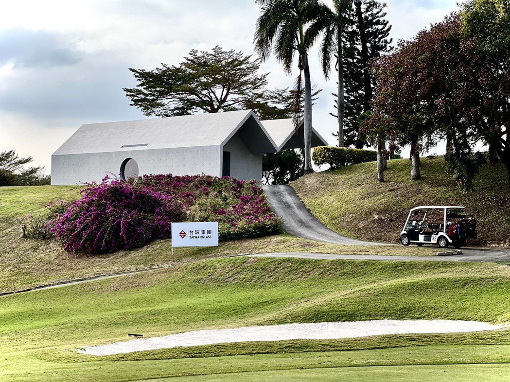台豐球場以兼具美學與舒適的風貌，提供球友及一般消費者享受國際級Golf Styl...