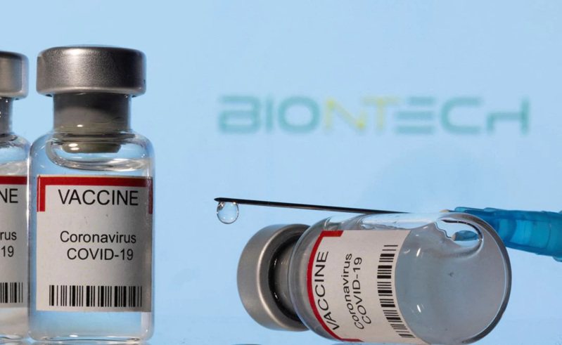 BioNTech徽標前，標有「VACCINE Coronavirus COVID-19」的小瓶和注射器。路透