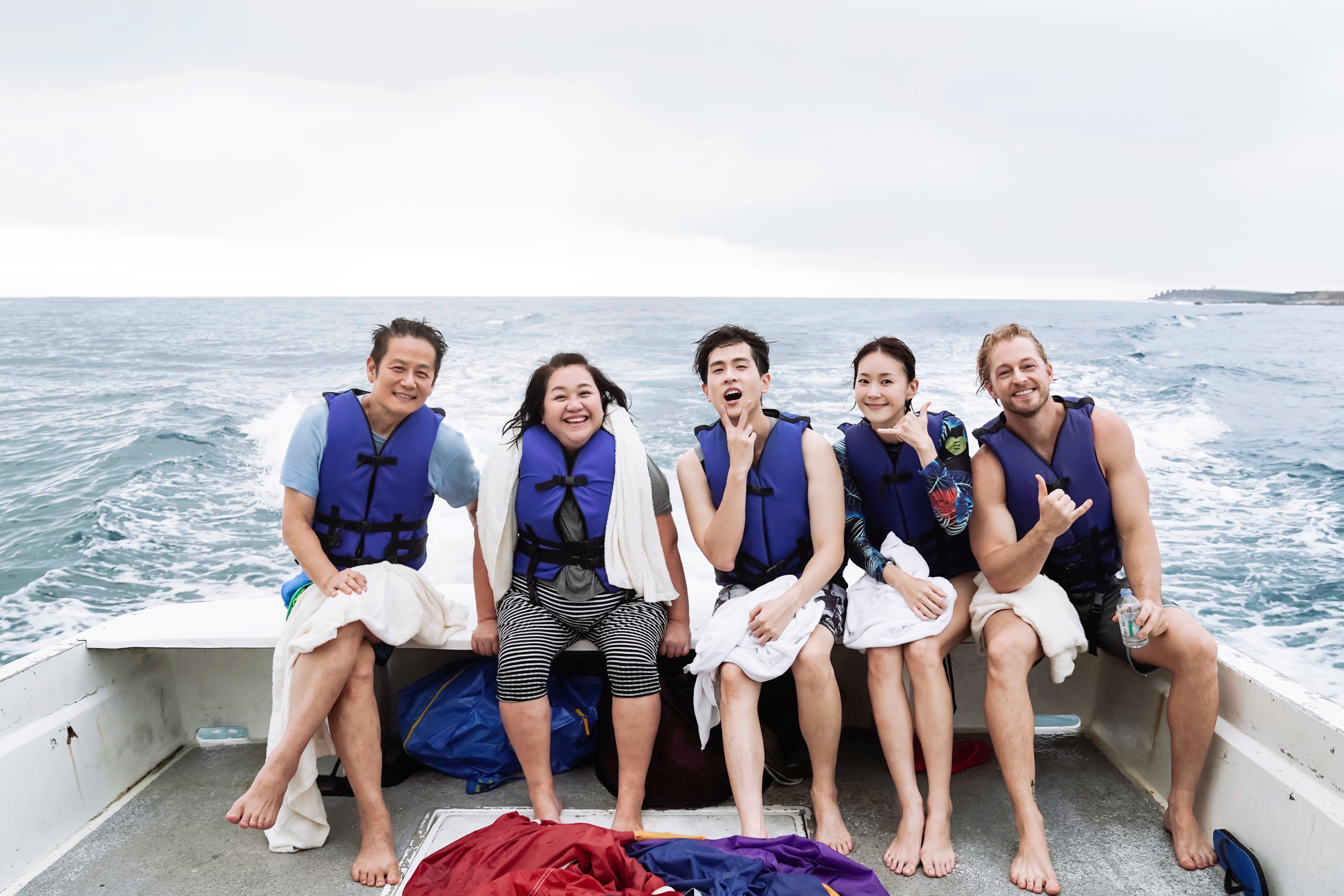 徐乃麟（左起）、鍾欣凌、石知田、鍾瑶、法比歐出海遊玩。圖／MyVideo提供