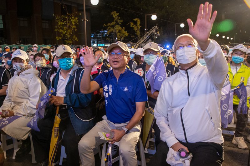 國民黨籍新竹市議會副議長余邦彥（右二）選前參與高虹安選前之夜活動。記者季相儒／攝影