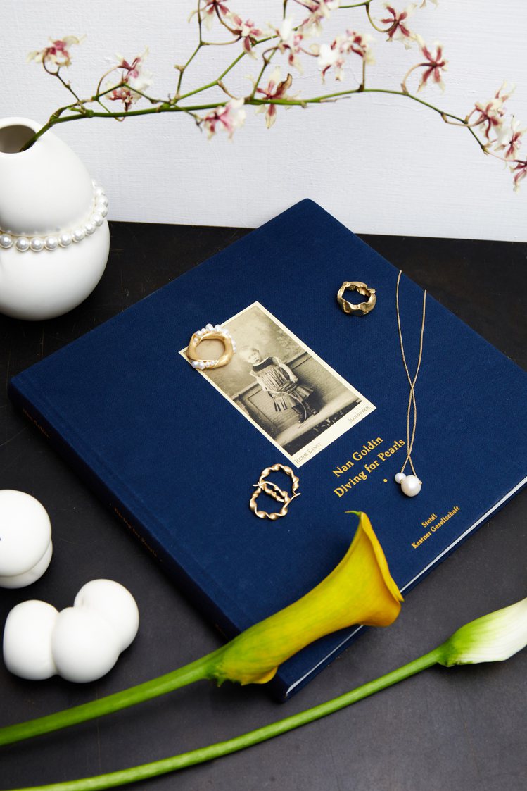 來自倫敦的輕奢珠寶設計品牌Completedworks，以不規則的有機線條結合陶瓷、花銅，並帶來花器、珠寶的多樣化選品。圖／Club Corner提供