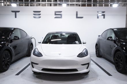 特斯拉官網公布Model 3和Model Y兩款電動車，將分別提供7,500美元和5,000美元的折扣。（歐新社）