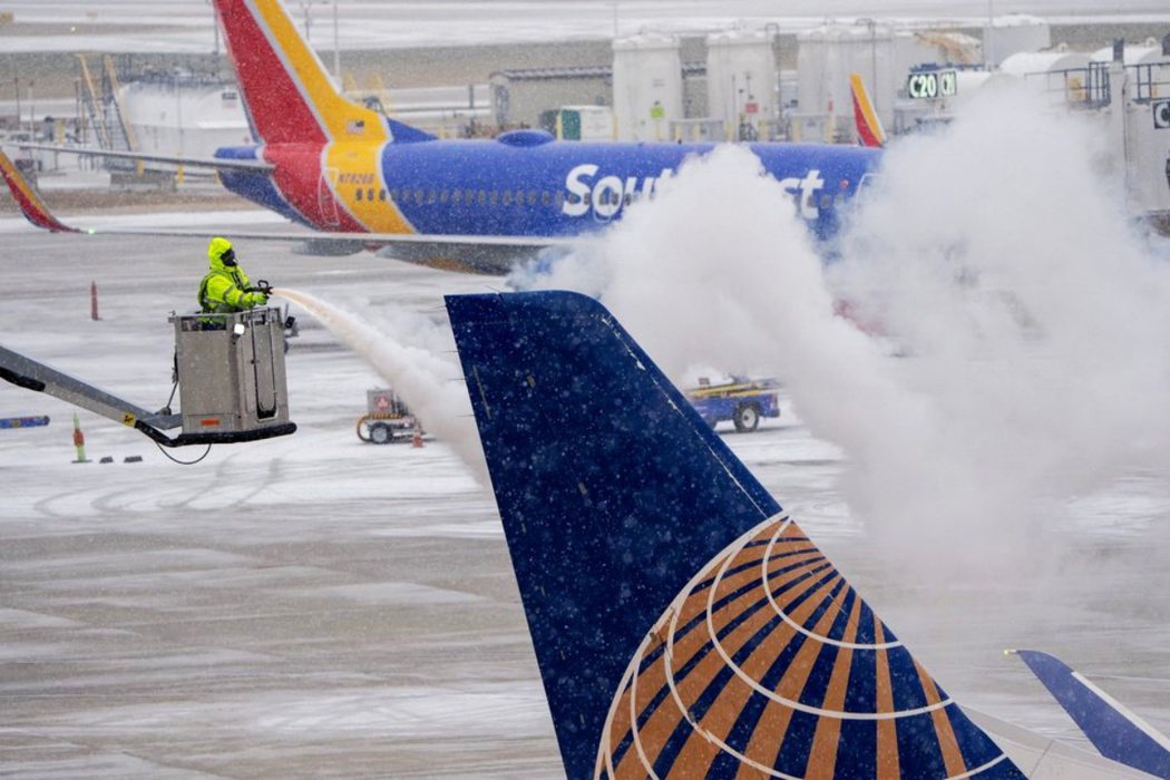 兩天內，美國有超過4,400架航班因風雪而取消。 圖／路透社