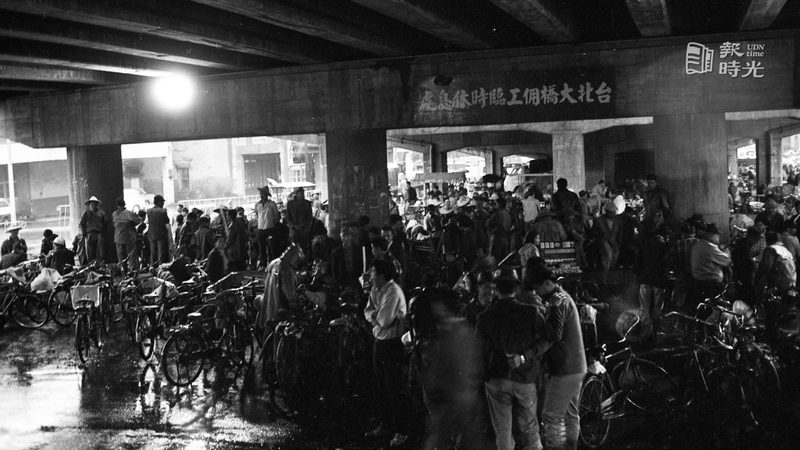台北橋下的人力市場。圖／聯合報資料照（1972/01/08　高鍵助攝影） 
