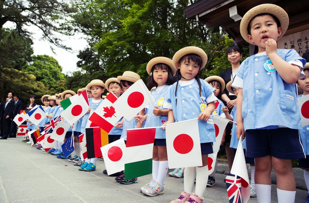 圖為再2016年迎接G7領袖的日本學生們。 圖／路透社