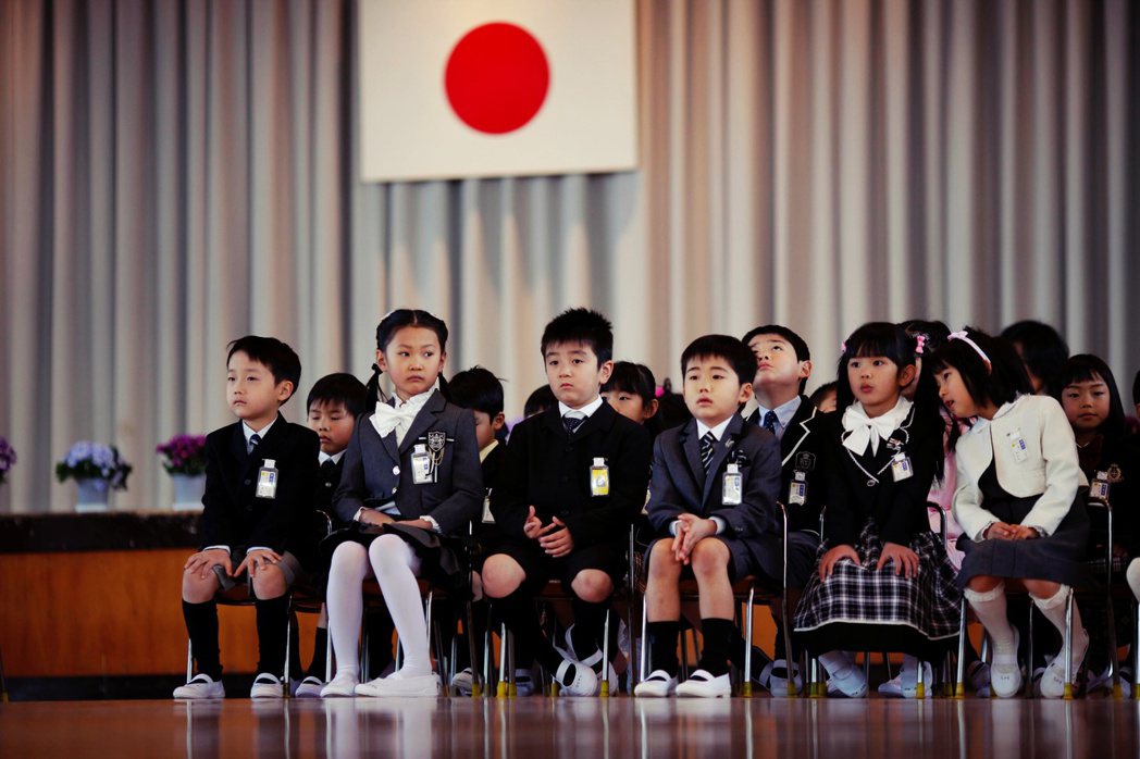 圖為在311地震後第一天上課的日本小孩們。 圖／路透社