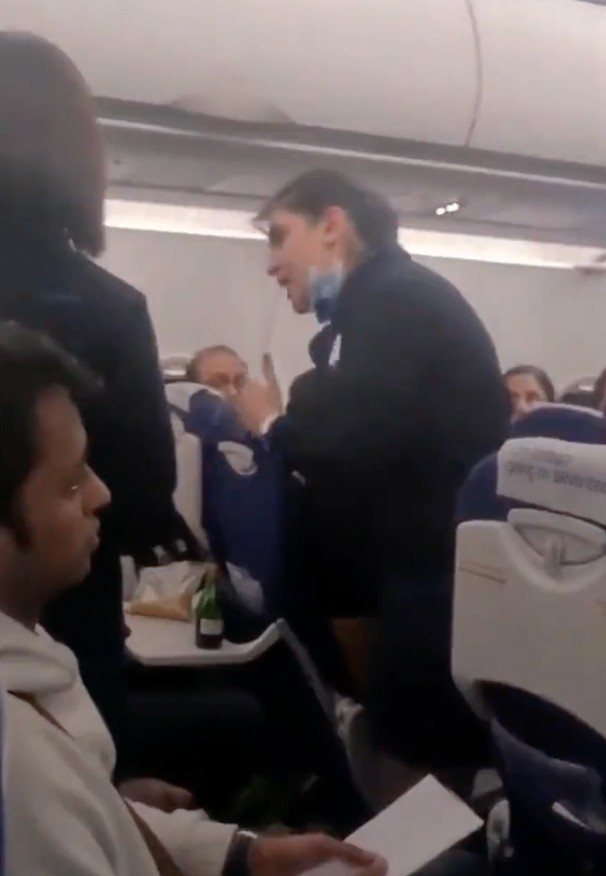 一名空服员在机上与奥客争执不休。图撷自(photo:UDN)