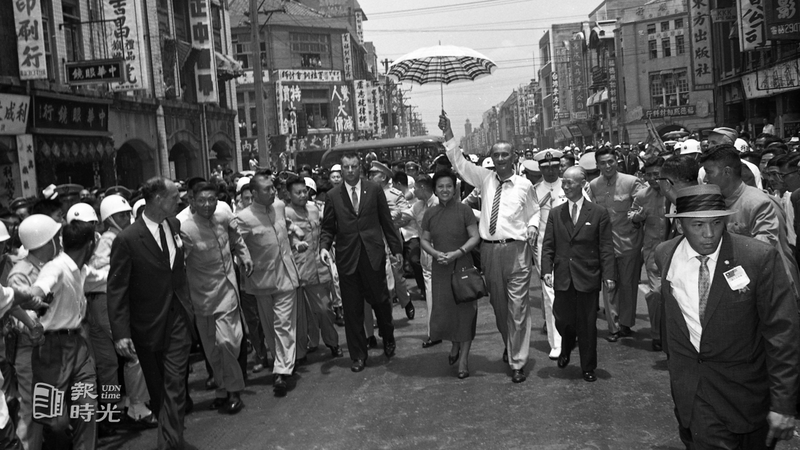 美國副總統詹森(撐傘者)十五日離台，民眾齊聚湧上街頭歡送。圖為乘敞篷車經衡陽路時，詹森下車與沿途民眾步行在一起。圖／聯合報系資料照（1961/05/15　王萬武攝影） 
