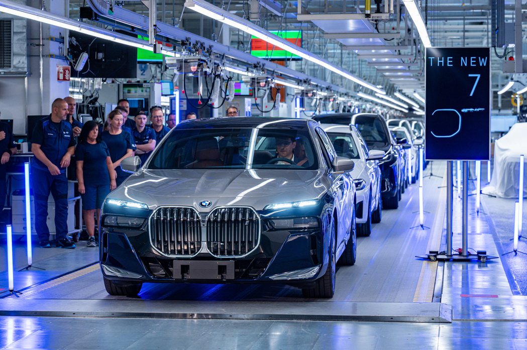 第200萬輛BMW 7 Series日前於Dingolfing工廠正式下線。 摘自BMW