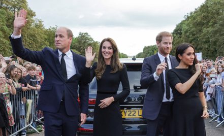 英國媒體對未來的國王王后威廉（左起）、凱特，與沒分接班的哈利、梅根態度有天壤之別。（路透資料照片）