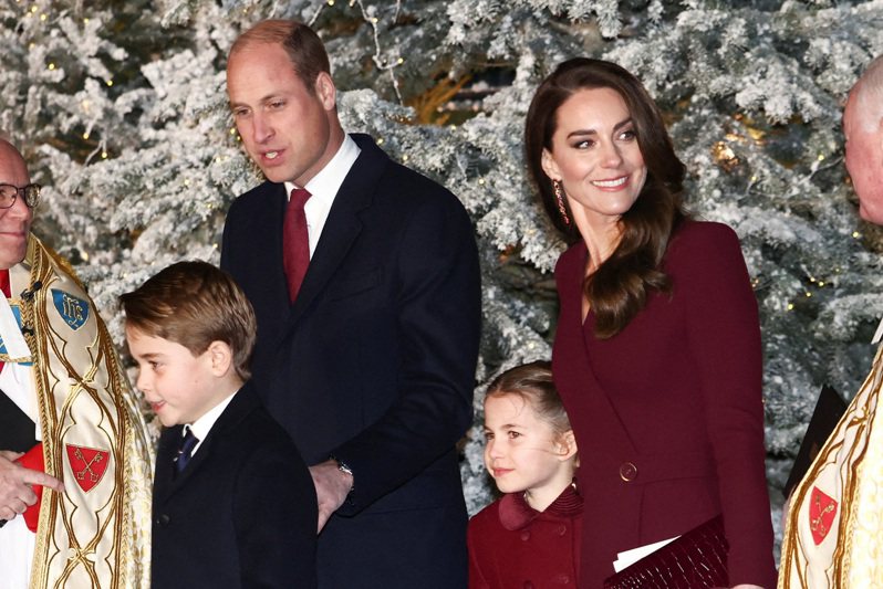 威廉王子與凱特王妃與家人們一同出席倫敦西敏寺的耶誕頌歌儀式。路透社