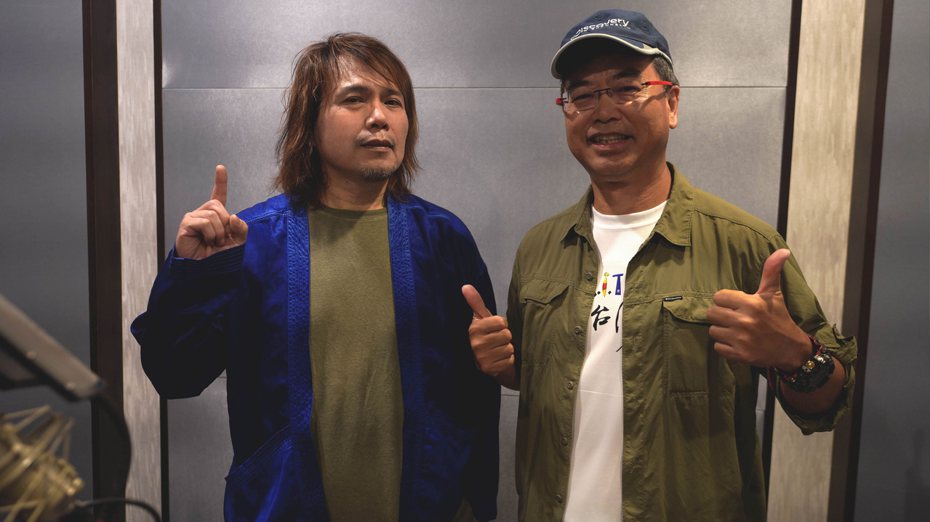 導演麥覺明（右）耗時17年拍攝紀錄片「山椒魚來了」，記錄台灣特有種山椒魚的調查研究，並邀請藝人伍佰（左）為影片配音，全片將在2023年2月10日上映。大麥影像傳播工作室提供