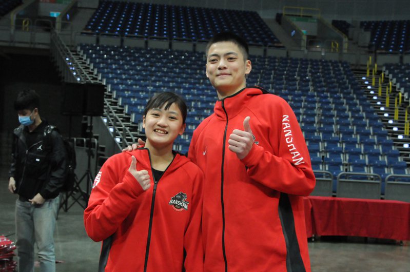 葉惟捷（右）和妹妹葉侑璇高雄巨蛋接連出賽。記者曾思儒／攝影