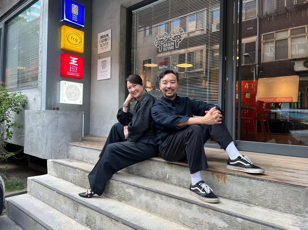 洪慧芳(左)与导演何书铭日前为“花路阿朱妈”接受专访。图／采昌提供