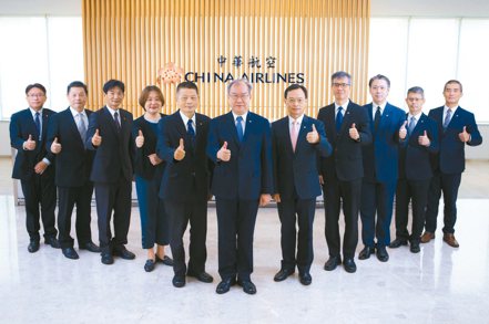 華航企業環境委員會由總經理高星潢(正中間)主持。華航提供